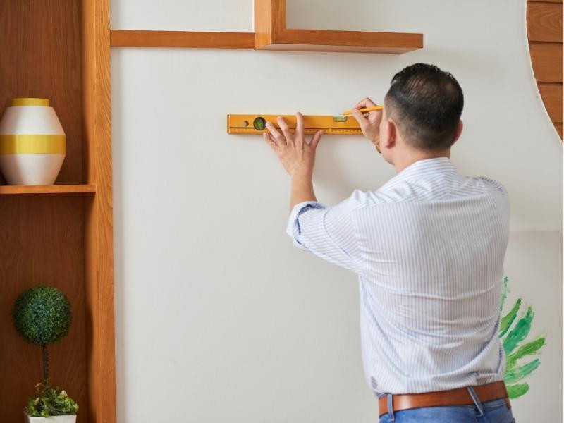 Bước 2: Căn chỉnh và đo đạc để kệ cân đối